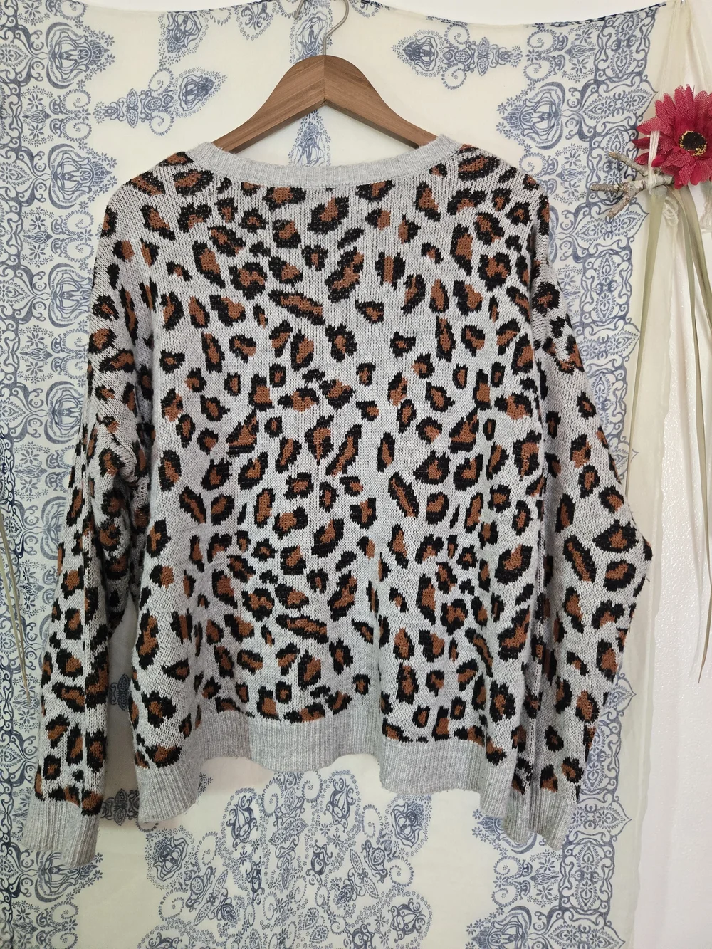 4/$15 Animal Print Y2k Signature Studio Gray Leopard Print Fuzzy Sweater XL